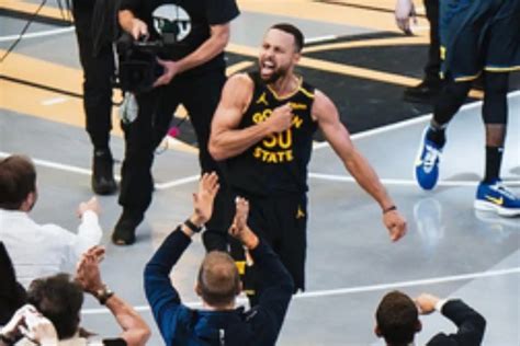 Steph Curry leads Warriors past Mavericks in Klay Thompson’s .